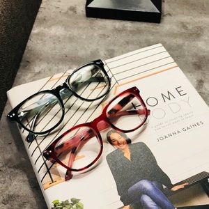 🤓🤓Reading glasses 2.50 🤓🤓You get both pair!!